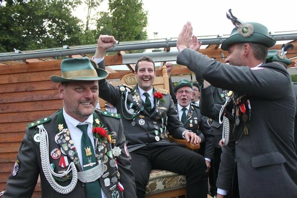 Vincent Piper hat den Königsstuhl für ein Jahr erobert und wurde unter großem Jubel zur Königsproklamation in die Gildehalle getragen.