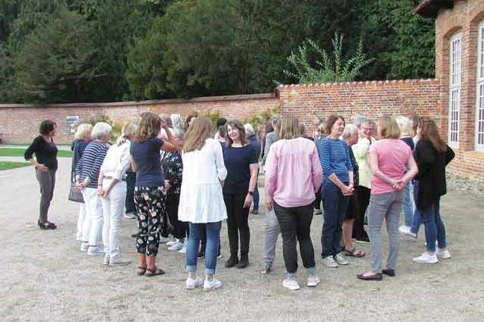 Die Teilnehmerinnen tauschen sich im Rahmen einer Kennlernaktion über besondere Momente in ihrer Arbeit aus.