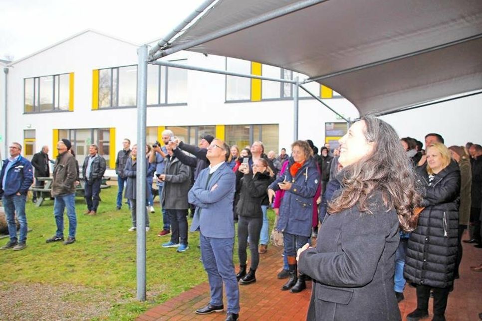 Alle Gäste verfolgen gespannt den Richtspruch.