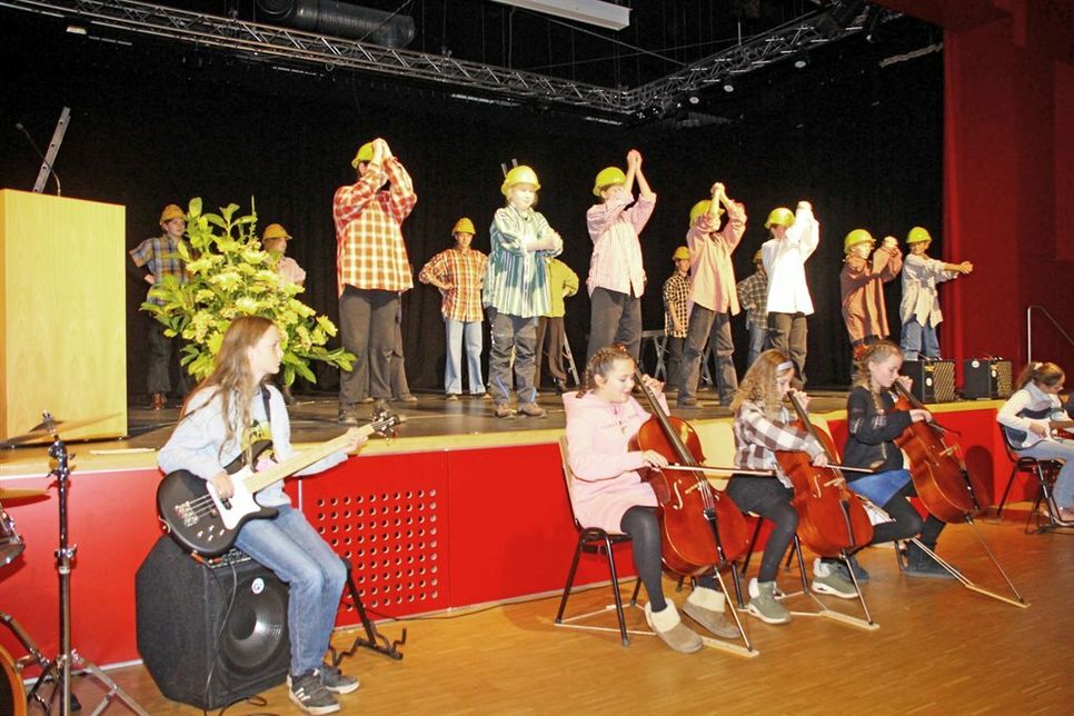 Das Schulorchester musiziert und Schülerinnen und Schüler vertreten das Handwerk.