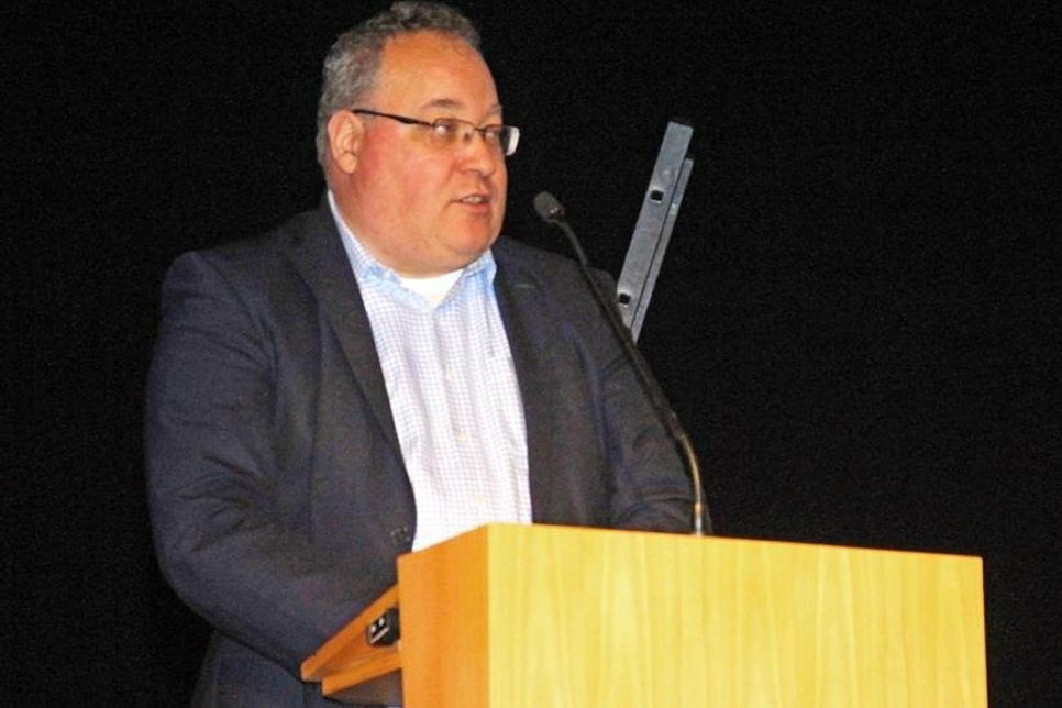 Schulverbandsvorsteher Lutz Schlünsen bei seiner Begrüßungsrede.