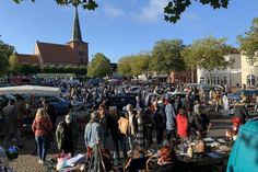 Schon morgens um 9 Uhr drängten sich die Besuchermassen auf den Flohmarkt. Der Ansturm riss den ganzen Tag nicht ab - sehr zur Freude der Flohmarkthändler.