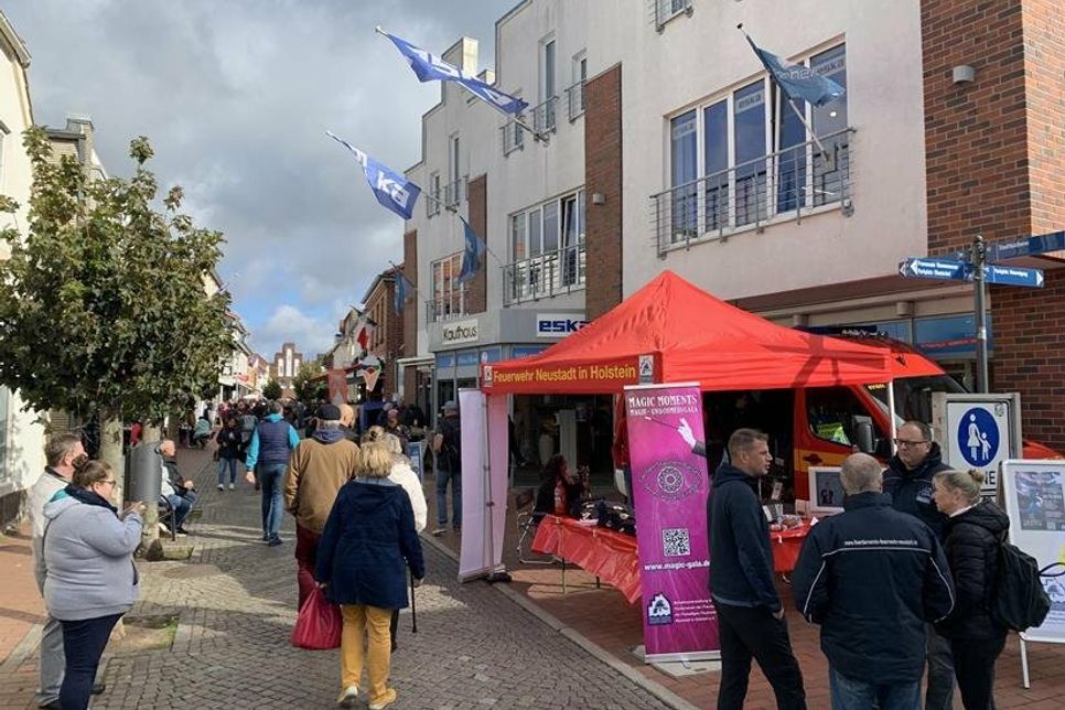 Der Förderverein der Freiwilligen Feuerwehr verkaufte Wurst und bot Tickets für „Magic Moments“ an.