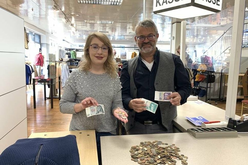Die Kunden und Kundinnen haben alles herrausgekramt, was noch an alten D-Mark Münzen zu finden war. Und auch ein paar Scheine wurden gegen Waren in der Innenstadt eingetauscht.