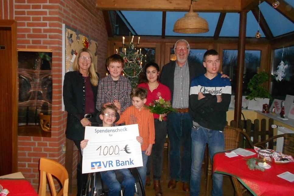 Scheckübergabe mit Vertretern der „Fünf Linden“-Kinder, Einrichtungsleitung Ehepaar Höft und der Vertreterin des Leo-Clubs mit einem kleinen Blumenstrauß.