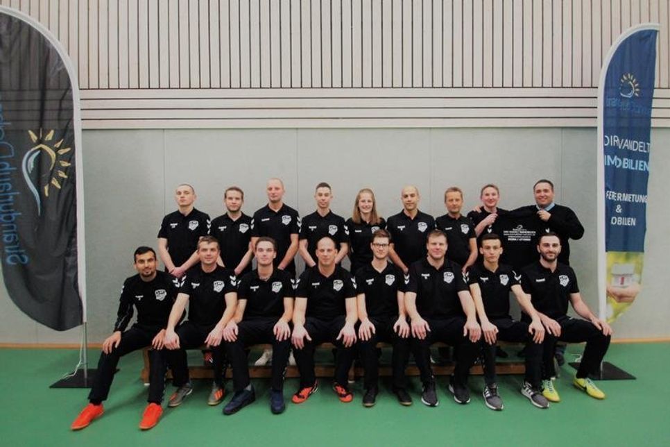 Freudige Übergabe eines Satzes neuer Polohemden an die 1. Fußballherren um Trainer Benjamin Speer von der SG Baltic. Gespendet wurde das neue Outfit von Dirk Wandelt (hinten re.) vom Vermittlungsbüro Wandelt -Strandurlaub Dahme- anlässlich der Geschäftsfelderweiterung um den Immobilienmaklerservice „Dirk Wandelt Immobilien“ aus dem Ostseebad Dahme. (red)
