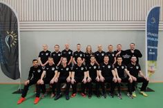 Freudige Übergabe eines Satzes neuer Polohemden an die 1. Fußballherren um Trainer Benjamin Speer von der SG Baltic. Gespendet wurde das neue Outfit von Dirk Wandelt (hinten re.) vom Vermittlungsbüro Wandelt -Strandurlaub Dahme- anlässlich der Geschäftsfelderweiterung um den Immobilienmaklerservice „Dirk Wandelt Immobilien“ aus dem Ostseebad Dahme. (red)