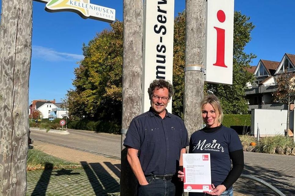 Freuen sich über das Zertifikat: Touristikleiter Raymond Kiesbye und Sabine Langrehr, die neue Leiterin der Kellenhusener Tourist-Info.