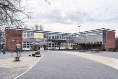 Dunkle Wolken ziehen über das Gebäude C der GGS-Strand Europaschule in Timmendorfer Strand, in dem in den 70er Jahren asbesthaltige Platten verbaut wurden, die jetzt spröde sind.
