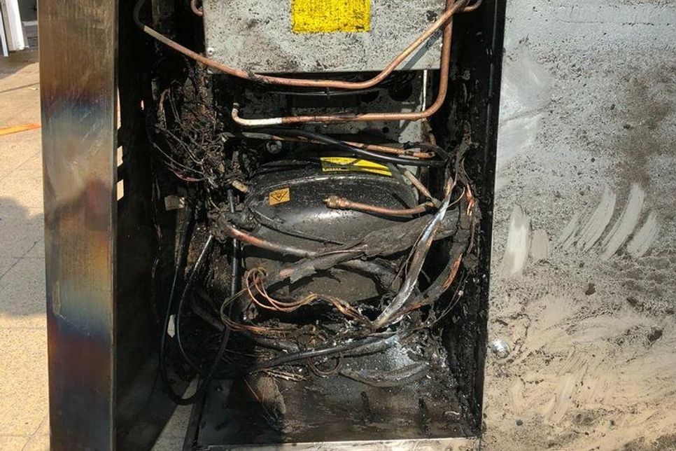 Diese Kühltruhe hatte gebrannt (Foto: FFW Scharbeutz).