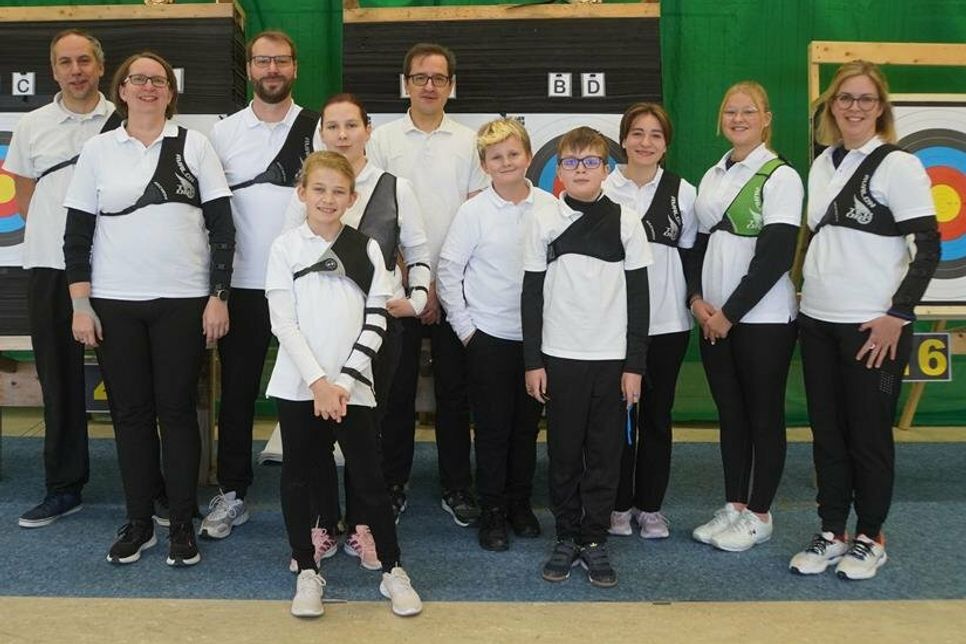 Die elf Schützinnen und Schützen der Bogensparte der Ahrensböker Gill.