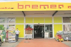 Marktleiter Meik Fabian an der neuen Eingangsfront.