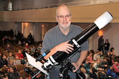 Diplom-Physiker Peter Weinreich hatte zu seiner Vorlesung ein Sonnenteleskop mitgebracht.