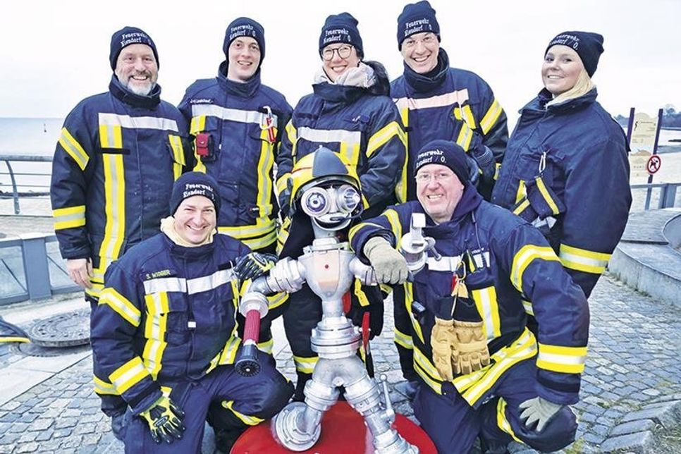 Der Löschroboter„Nieno“ wird dieses Jahr auf verschiedenen Veranstaltungen für Aufmerksamkeit sorgen, wenn er um neue Mitglieder wirbt. Hier war „Nieno“ beim „Niendorfer Fest zwischen den Jahren“ mit den Aktiven der Wehr im Einsatz.