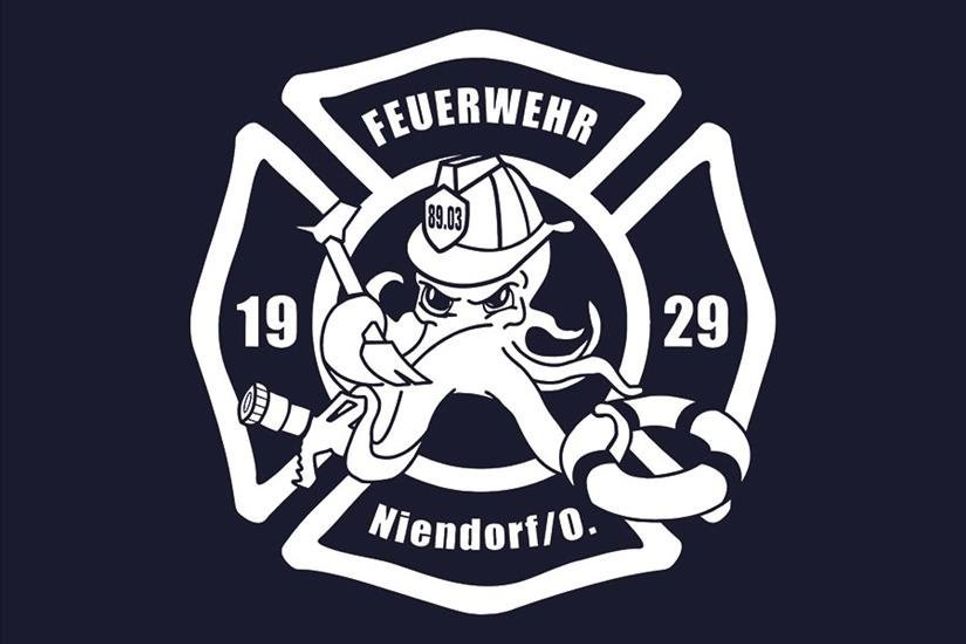 So sieht das neue „Patch“ aus, das auch auf der neuen Freizeitkleidung der Niendorfer Feuerwehrleuten zu finden ist: Ein Krake mit Feuerwehrhelm, Rettungsring, Hohlstrahlrohr und Halligantool in den Armen.