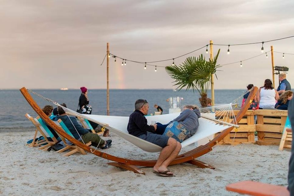 Mit vielen gemütlichen Plätzchen, entspannter Musik, kreativ gestalteten Foodtrucks und vielen kostenlosen Angeboten rund ums Stand-up-Paddling (SUP) wartet hier ein unbeschwertes Sommerwochenende auf die Besucher.