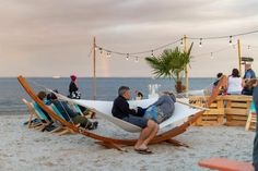 Mit vielen gemütlichen Plätzchen, entspannter Musik, kreativ gestalteten Foodtrucks und vielen kostenlosen Angeboten rund ums Stand-up-Paddling (SUP) wartet hier ein unbeschwertes Sommerwochenende auf die Besucher.