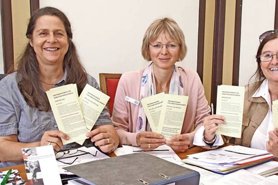 Drei starke Frauen gegen dauerhafte Minijobs: Sabine Axt von der Beratungsstelle Frau &amp; Beruf), Gudrun Dietrich, Gleichstellungsbeauftragte der Stadt Eutin, und Ute Behrens, die Vorsitzende des Kommunalpolitischen Frauennetzes e.V. (v. links).