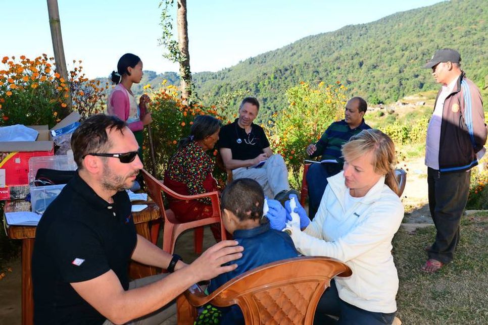 Outdoor-Sprechstunde im Sonnenschein: Behandlung der Dorfbewohner durch Mathias Tomala, Michael Konrad und Laura Hänsel (v. lks.).