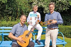André Rosinski, Vorstand Tourismus-Agentur Lübecker Bucht, Hans-Ingo Gerwanski (Mitte), Direktor bei der Sparkasse Holstein, und Frans IJben (links),Veranstaltungsmanager bei der TALB, präsentieren das diesjährige Programm der „Musik im Strandkorb“. (Foto: René Kleinschmidt)