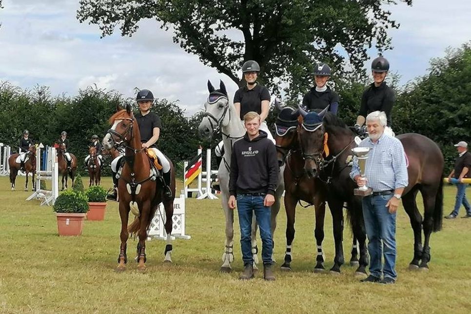 Greta Wroblewski, Nena Hopp, Theresa Lamp, Sophia Lamp.