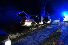 Die Polizei fand den von den Fahrzeuginsassen verlassenen Porsche Cayenne an einem Baum im Kattenhöhlener Weg.