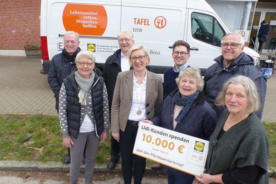 Zusammen geht alles besser: Gemeinsam mit der Stadt Eutin, der Pfandaktion von Lidl und dem Mercedes Benz Autohaus Süverkrüp+Arendt konnte die Eutiner Tafel Umzug und Anschaffung des neuen Kühlfahrzeugs wuppen.