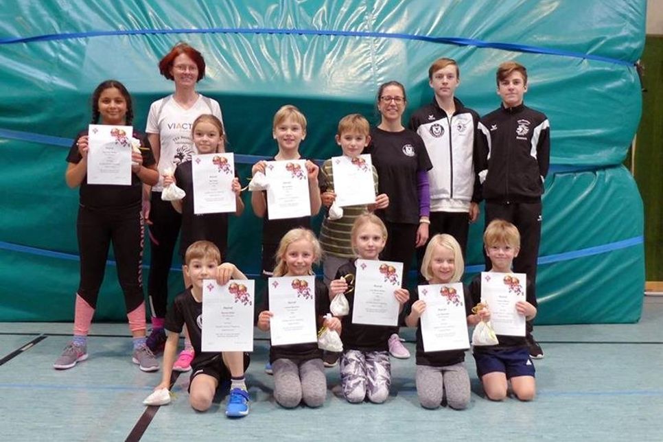 Mia, Amal, Hannes, Moritz, Liva, Leonie, Lara, Tomme und Henry beim Spielefest in Bad Segeberg.