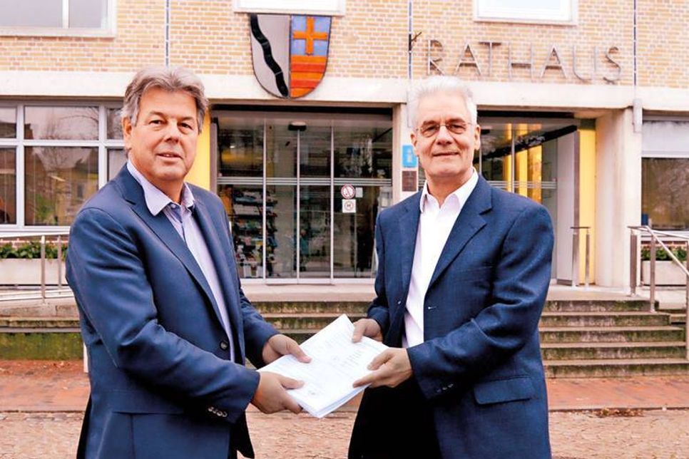 Gerd F. Radisch (re.) übergibt die Unterschriften an Bad Schwartaus Ordnungsamtsleiter Bernd Kubisch.(Foto: Setje-Eilers)