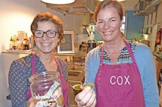 Die Cox-Damen, Anke Gomlich und Katrin Haase, spenden in der Woche vor Weihnachten – wie schon in der Woche des 2. Advent – von jedem Essen 50 Cent und laden ihre Gäste herzlich ein, auch zu spenden. Der Erlös wird dann zwischen der Eutiner Tafel und dem Frauennotruf aufgeteilt.