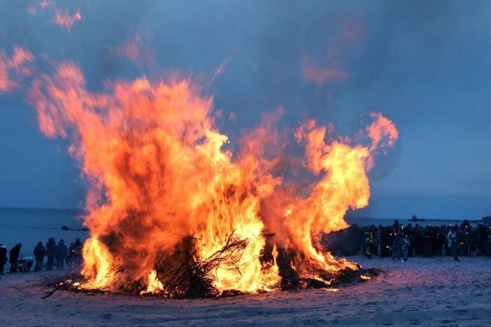 Die knisternden Feuer in der Abenddämmerung sind über Stunden ein echter Blickfang.