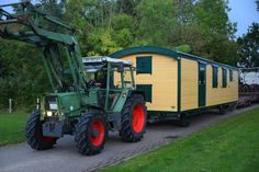 Martin Witt und Christian Schmidt vom Bauhof Grube haben den Bauwagen zum Igelgarten gefahren.