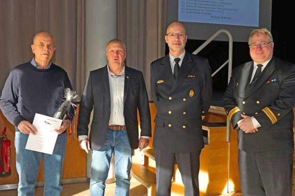 Geehrt wurden H.-G. Ehlers (65 Jahre), Harald Friedrichs (50 Jahre), MUS -Kommandeur Klaus Heermeier, Kapitänleutnant Michael Woyna (50 Jahre kooperative Mitgliedschaft).
