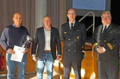 Geehrt wurden H.-G. Ehlers (65 Jahre), Harald Friedrichs (50 Jahre), MUS -Kommandeur Klaus Heermeier, Kapitänleutnant Michael Woyna (50 Jahre kooperative Mitgliedschaft).