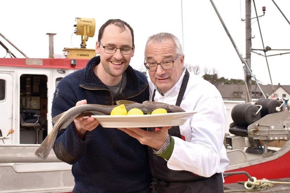 Sie hatten viel Spaß bei den Dreharbeiten im Niendorfer Hafen: Der Niendorfer Fischer Peter Dietze (links) und NDR-Fernsehkoch Rainer Sass.