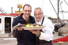 Sie hatten viel Spaß bei den Dreharbeiten im Niendorfer Hafen: Der Niendorfer Fischer Peter Dietze (links) und NDR-Fernsehkoch Rainer Sass.