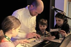 Nach der Vorlesung holten sich die Kinder noch eine Unterschrift des Dozenten für ihren Kinderuni-Ausweis.