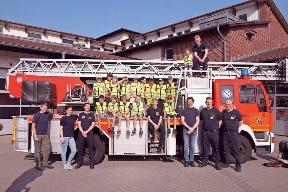 17 Kinder wurden vor kurzem in die Kinderfeuerwehr der Feuerwehr Bad Schwartau-Rensefeld aufgenommen. (Fotos: FF Bad Schwartau-Rensefeld)