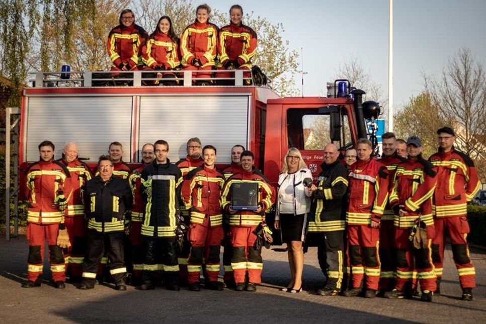 Die Feuerwehr mit Sponsorin Annegret Möllerherm.