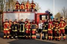 Die Feuerwehr mit Sponsorin Annegret Möllerherm.