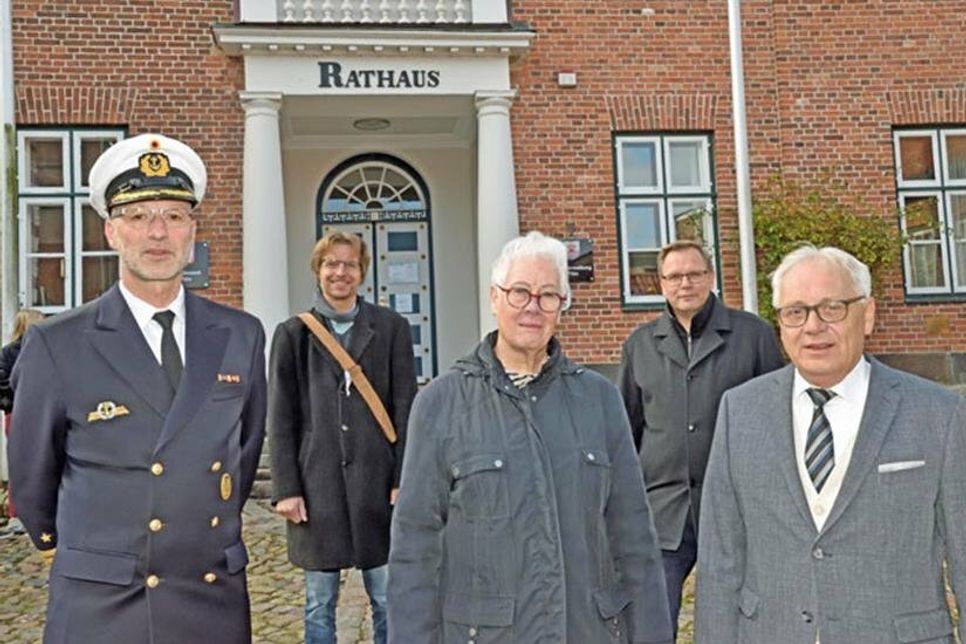 Kommandeur der MUS Kapitän zur See Klaus Heermeier, Pastor Lutz Thiele, Bürgervorsteherin Mechtilde Gräfin Waldersee, Dirk Mielke, Fachbereich 2 der Stadt Plön und der Kreisvorsitzende des Volksbundes Deutsche Kriegsgräberfürsorge Peter Sönnichsen laden zur Teilnahme an der Volkstrauertagsveranstaltung am 14. November in der Nikolaikirche ein.