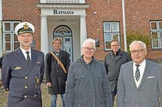 Kommandeur der MUS Kapitän zur See Klaus Heermeier, Pastor Lutz Thiele, Bürgervorsteherin Mechtilde Gräfin Waldersee, Dirk Mielke, Fachbereich 2 der Stadt Plön und der Kreisvorsitzende des Volksbundes Deutsche Kriegsgräberfürsorge Peter Sönnichsen laden zur Teilnahme an der Volkstrauertagsveranstaltung am 14. November in der Nikolaikirche ein.