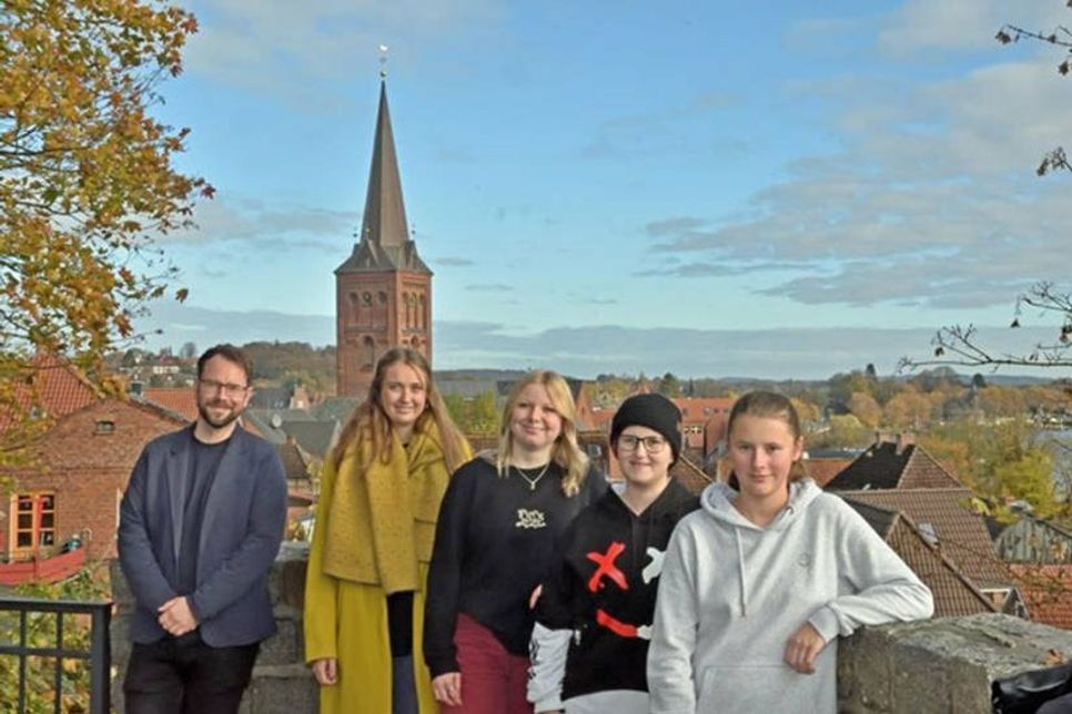 Mit ihrem Geschichtslehrer Frank Bartel haben sich die Plöner Schülerinnen Zara Rönnpag, Mia Schrade, Anna-Franziska Gerling und Lena Reimann auf die Gedenkveranstaltung zum Volkstrauertag 2021 in der Plöner Nikolaikirche vorbereitet.