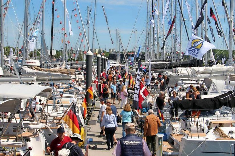 Die vielen farbenfrohen Flaggen, Wimpel und Fahnen auf den Yachten und an den Stegen gaben dem hanseboot-Wochenende eine besondere Note.
