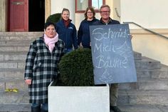 Das Schmück-mich-Baum-Team (von lks.): Carola Seubert (Ehrenmitglied Gewerbeverein Neustadt), Lina Koop (Nachhaltigkeitsmanagerin), Andrea Brunhöber (Stadtmarketing-Koordinatorin) und Sven Muchow (1. Vorsitzende Gewerbeverein Neustadt).