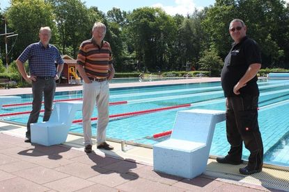 Gemeindemitarbeiter aus dem Amt für Technik Ulf Westphal, Bürgermeister Klaus Winter und leitender Schwimmmeister Thomas Lender (v. lks.) vor der traumhaften Kulisse des Waldschwimmbades.
