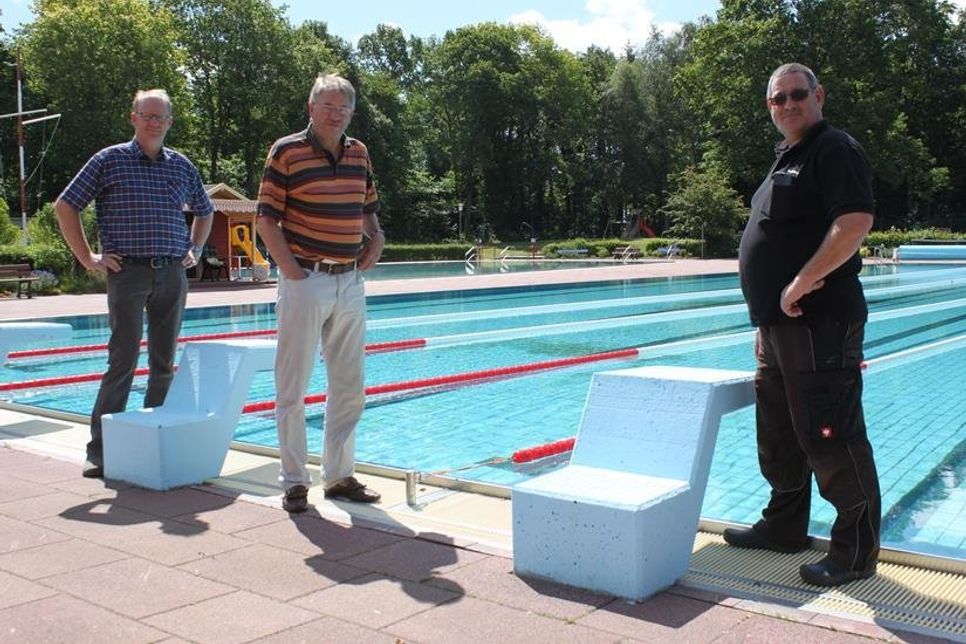 Gemeindemitarbeiter aus dem Amt für Technik Ulf Westphal, Bürgermeister Klaus Winter und leitender Schwimmmeister Thomas Lender (v. lks.) vor der traumhaften Kulisse des Waldschwimmbades.