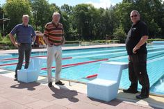 Gemeindemitarbeiter aus dem Amt für Technik Ulf Westphal, Bürgermeister Klaus Winter und leitender Schwimmmeister Thomas Lender (v. lks.) vor der traumhaften Kulisse des Waldschwimmbades.