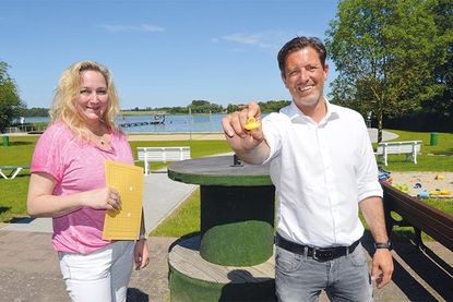 Ratekaus Bürgermeister Thomas Keller und Ordnungsamtsleiterin Renée Steffen machten sich vor der Öffnung noch einmal ein Bild vom Zustand der Badeanstalt.
