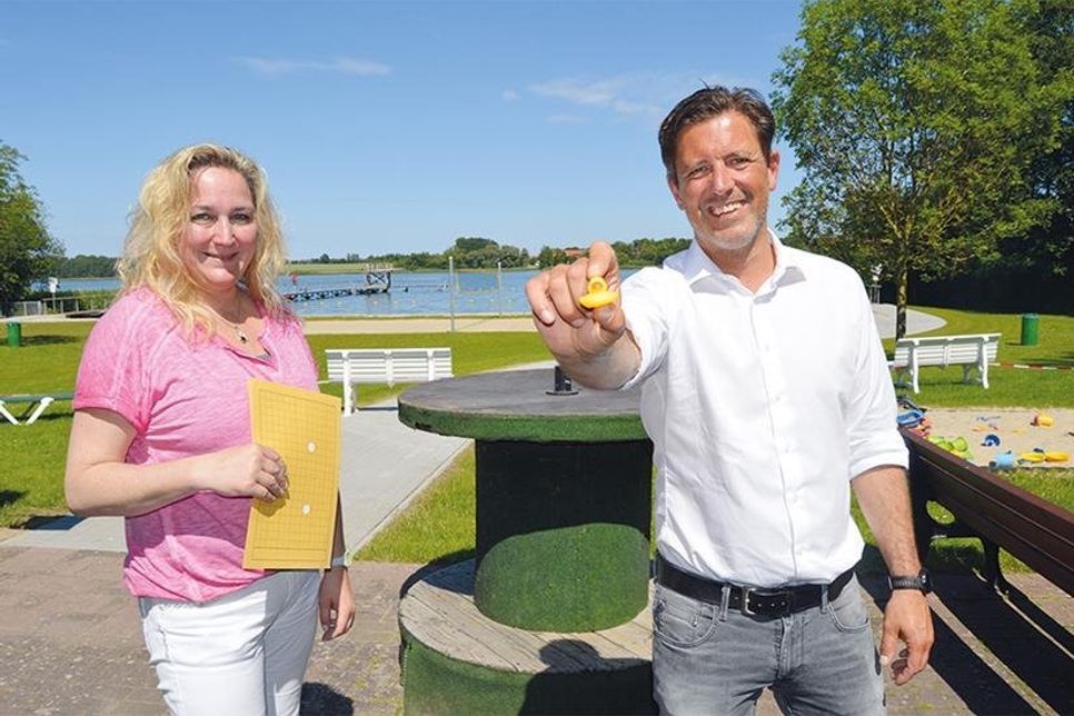 Ratekaus Bürgermeister Thomas Keller und Ordnungsamtsleiterin Renée Steffen machten sich vor der Öffnung noch einmal ein Bild vom Zustand der Badeanstalt.